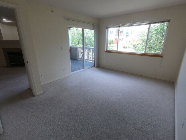 Building Photo - 2850 Aurora Ave