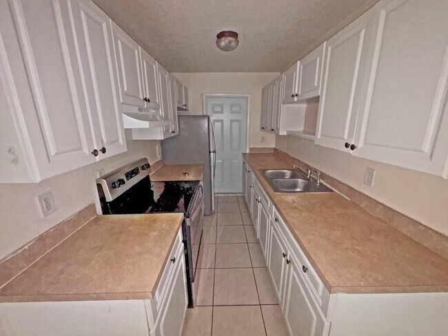 Building Photo - 2620 Riverland Dr