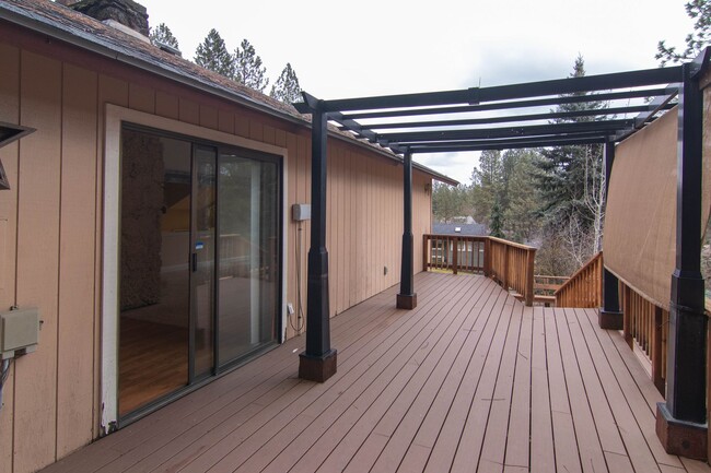 Building Photo - 4 Bed 3 Bath North Side Home nearly 2400 s...