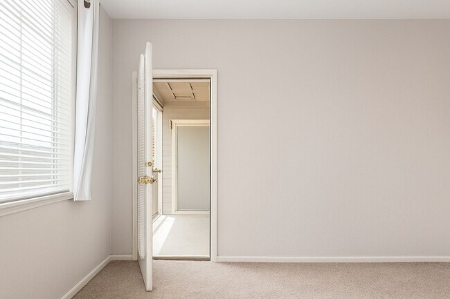 Building Photo - Bright, Spacious & Move-In Ready Penthouse Living in Littleton!  Available Now