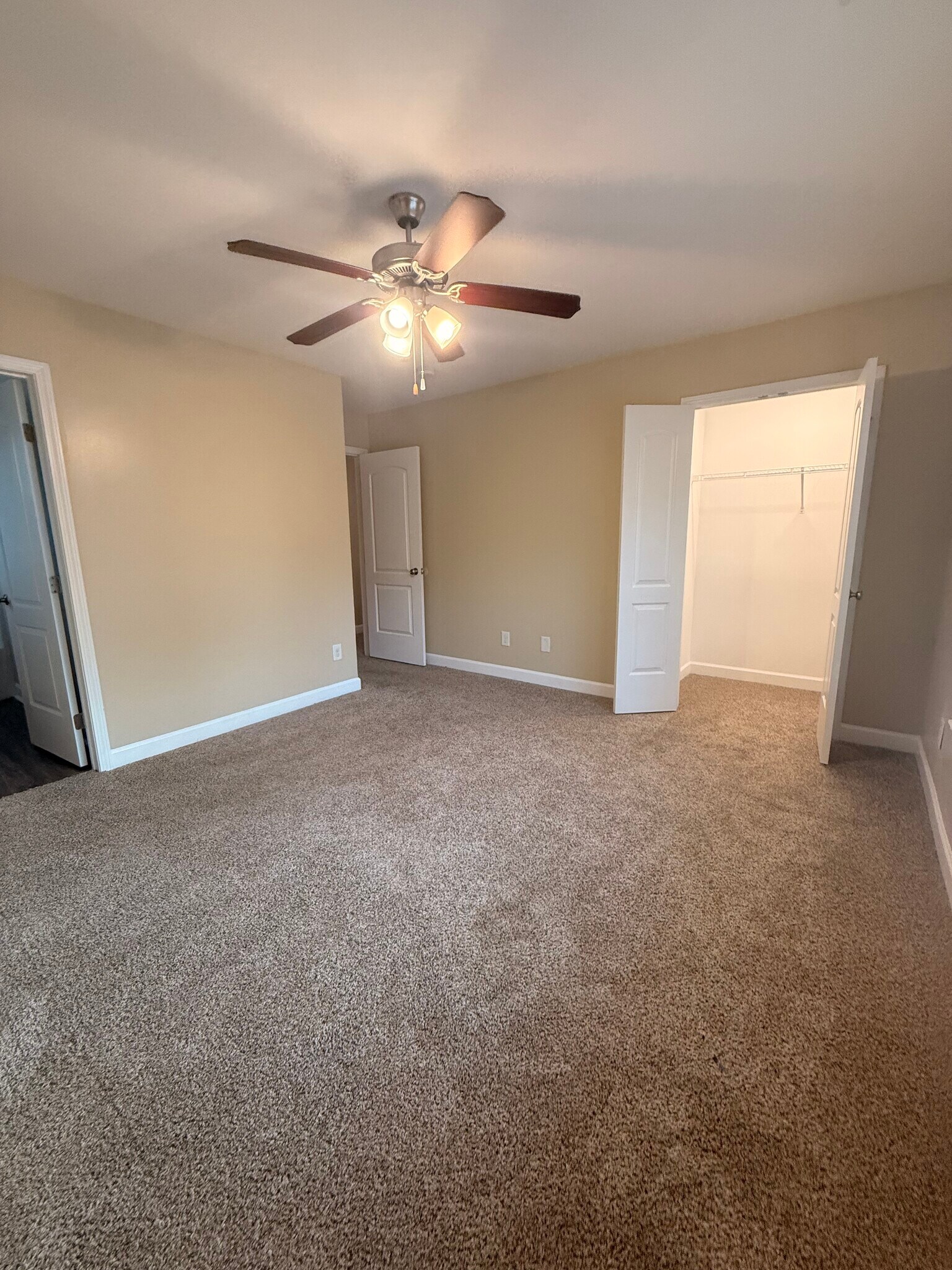 Main Bedroom - 905 Cedar St