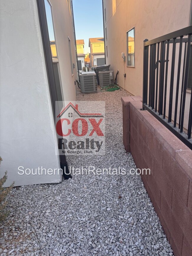 Building Photo - 4 bed | 2 1/2 bath | 2 car garage in Deser...