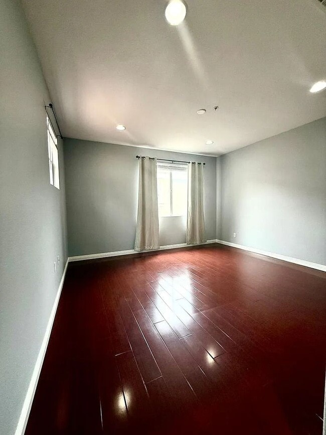 Building Photo - 301 N Navarette Pl