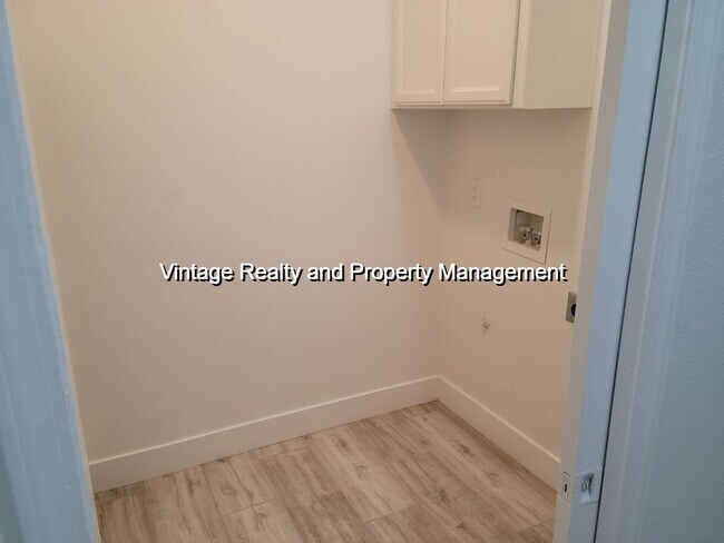 Building Photo - 1052 Foxfire Dr