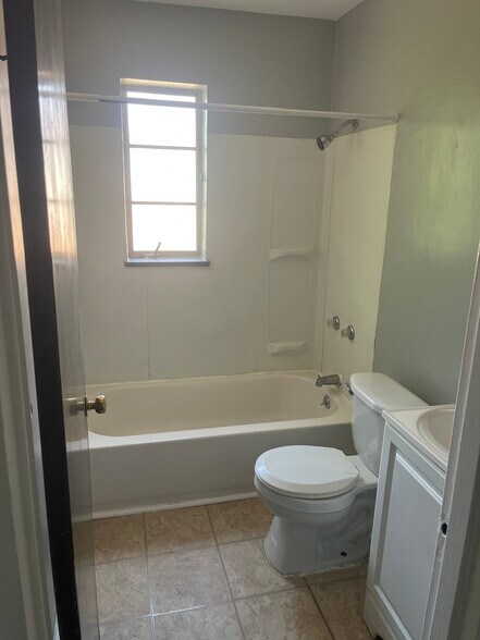 Building Photo - 829 Uhrig Ave