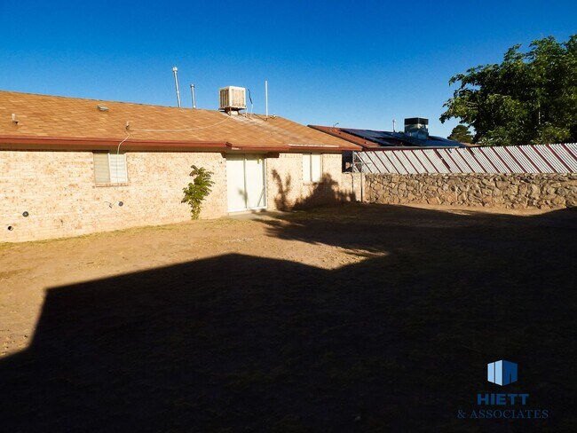 Building Photo - Great move in ready home close to Ft. Bliss