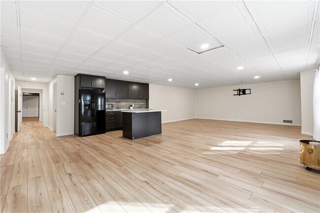 Building Photo - 125 River Park Dr