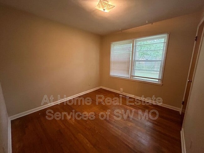 Building Photo - 306 W Lindberg St