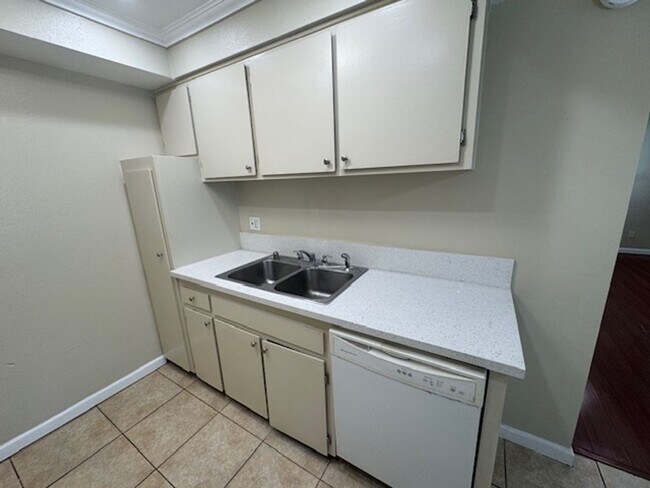 Building Photo - Long Beach 2 bed 1.5 Bath Condo - Pool, Laundry, & Parking included!