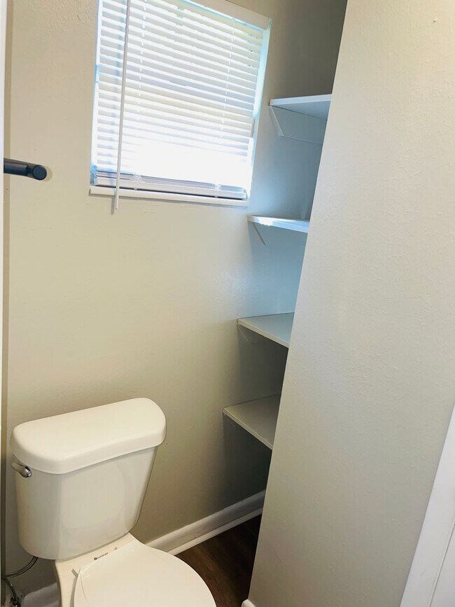 Building Photo - Duplex near Lake Jackson