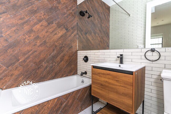 Building Photo - 644 Lorimer St