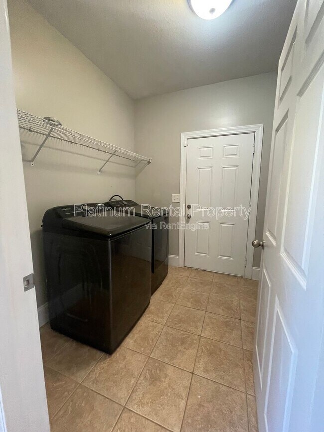 Building Photo - 1305 Smithdale Heights Dr