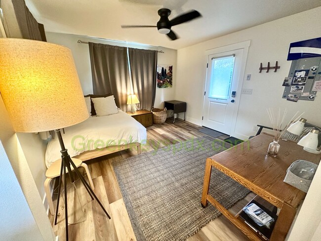Building Photo - Cute Studio with a Private, Fully Fenced P...