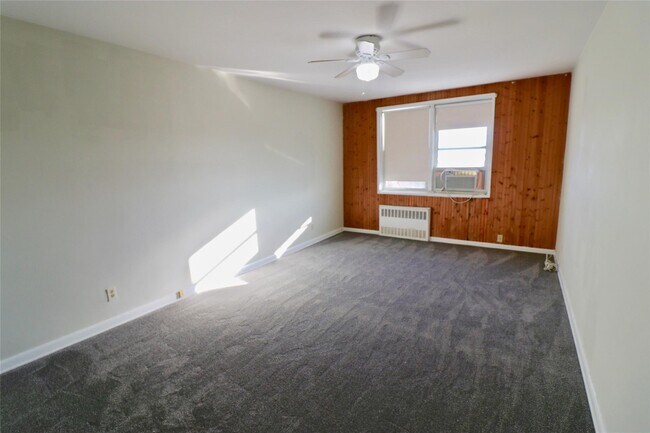 Building Photo - 1 Sadore Ln