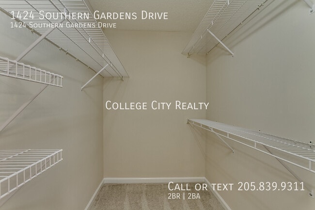Building Photo - 1424 Southern Gardens Dr