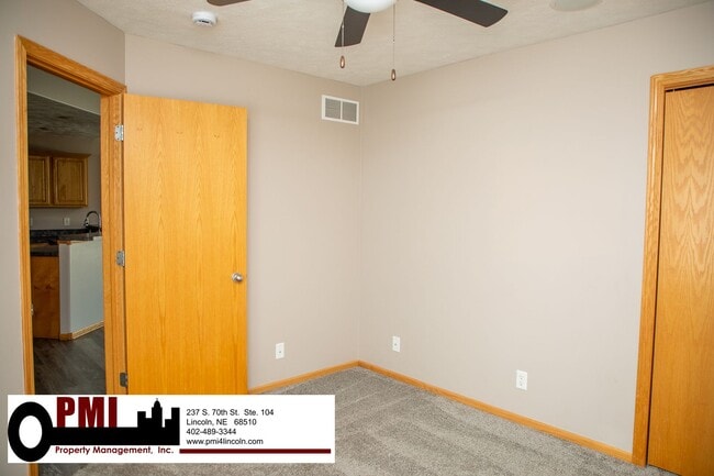 Building Photo - 3 Bedroom and 3 Bathroom Duplex. Available...