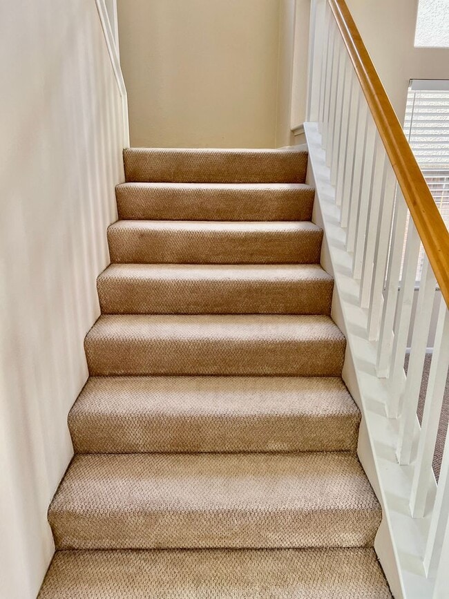 Building Photo - Nice 2 Story Home