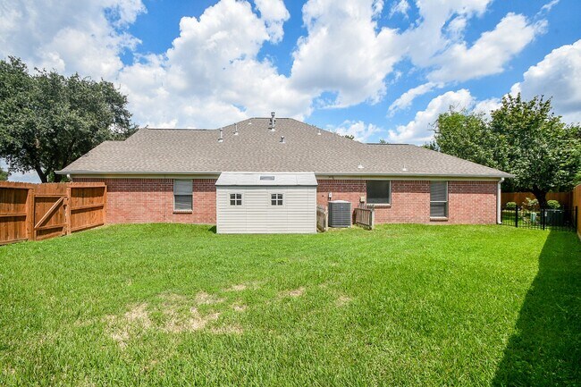 Building Photo - 707 New Pines Dr