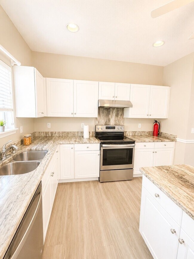 Building Photo - 1525 Clarendon Way