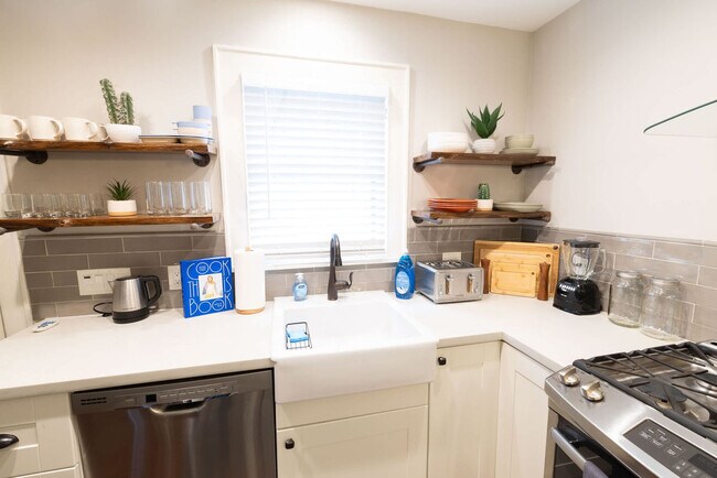 Building Photo - 725 Peddie St