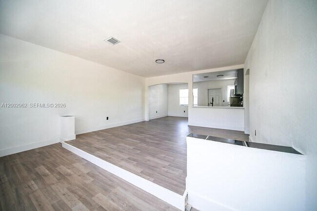 Building Photo - 533 NE 67th St