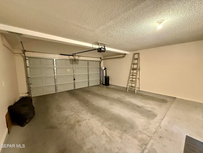 Building Photo - 7404 Luz De Lumbre Ave