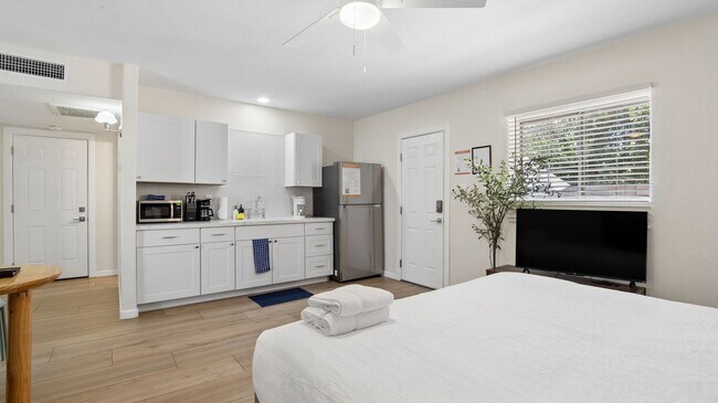 Building Photo - 2929 N 55th Pl
