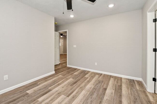 Building Photo - Springfield 4 Bed Rental | Fully Remodeled | Corner Lot