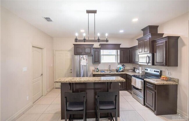 Building Photo - 304 S Ridge Ln