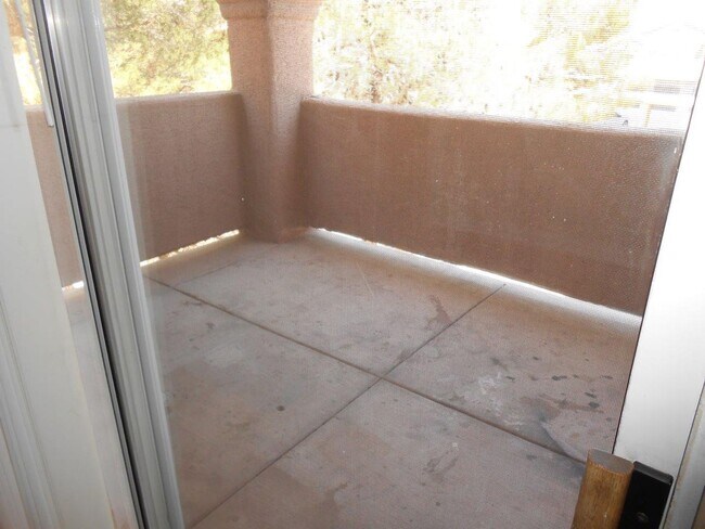 Building Photo - Spacious 2nd Floor Condo in Gated Community in West