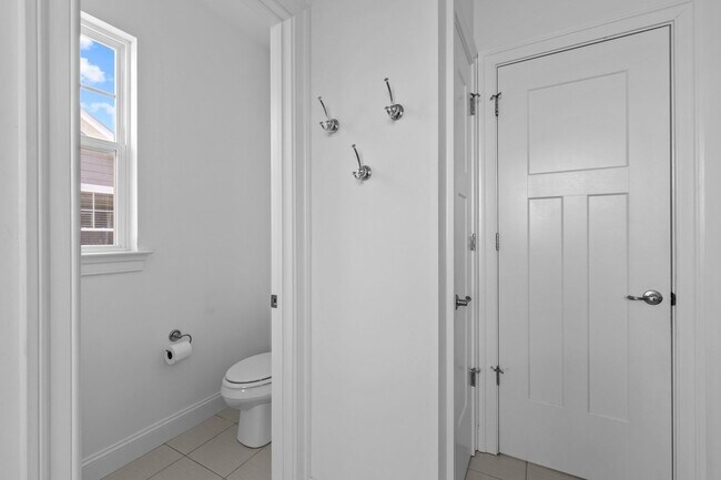 Building Photo - Exquisite 4-bedroom, 2.5-bath home located in the charming city of Chesapeake