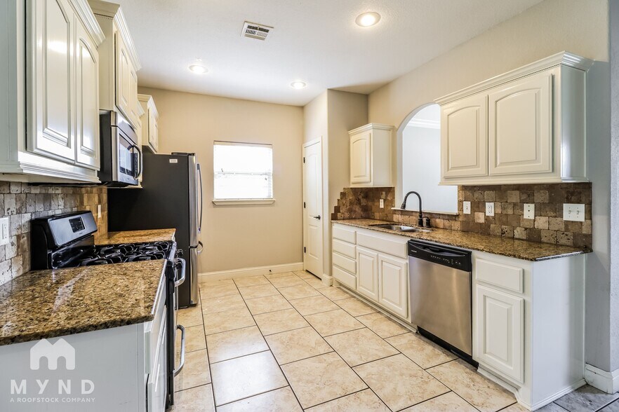 Building Photo - 100 NE Chicory Ln
