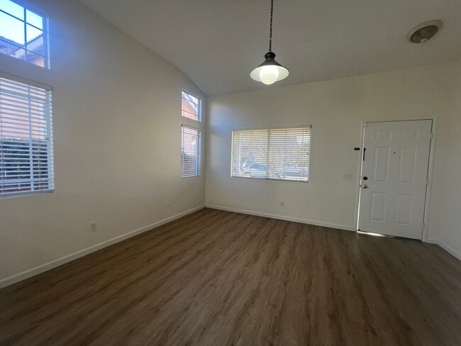Building Photo - Beautiful upgraded 3 bedroom in Mission Grove!