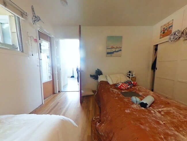 Building Photo - 4 Bedroom w/ POOL and Huge yard!