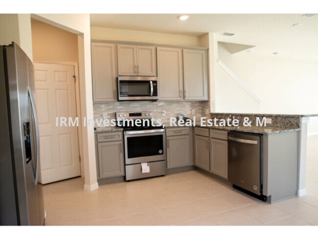 Building Photo - 3 bedroom Townhouse with 2 car garage