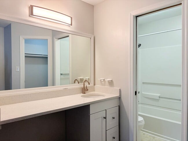 Building Photo - 2 bedroom condo close to W&M