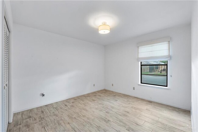 Building Photo - 411 Zinnia Ave
