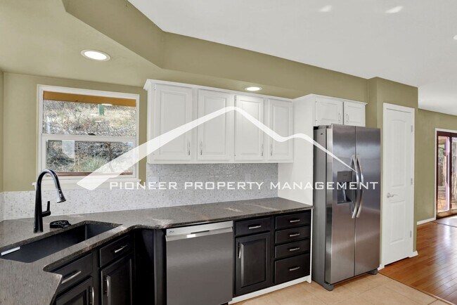 Building Photo - 5 bedroom, 3.5 bath home in North West Colorado Springs