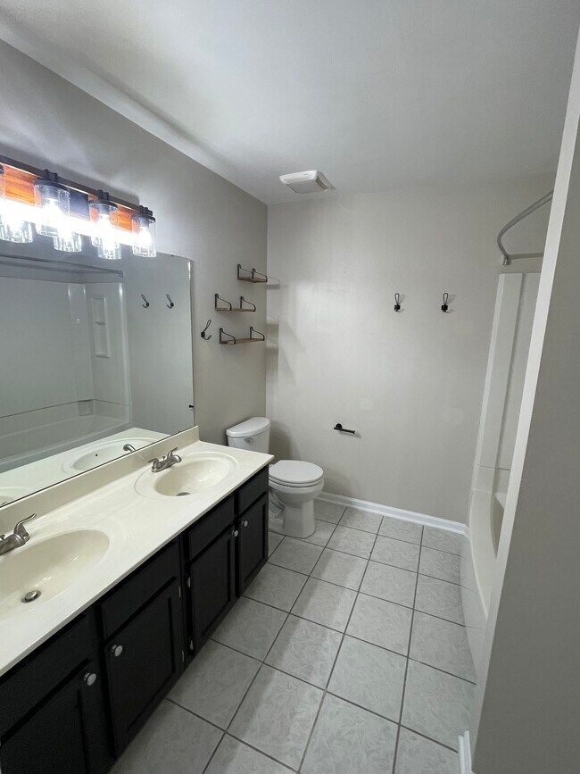 Building Photo - 357 Persimmon Ct
