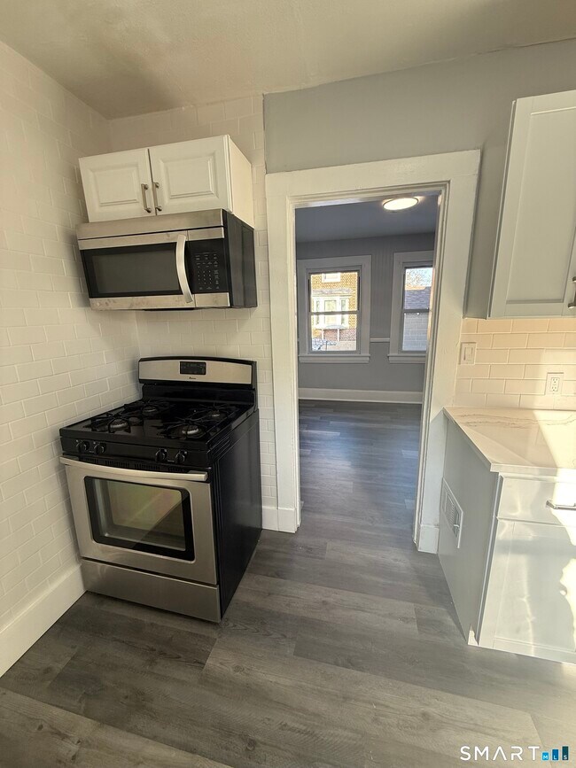 Building Photo - 36-40-40 Carver St