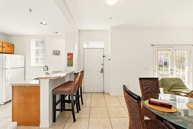 Building Photo - Charming and Spacious 4-Bedroom, 3-Bathroom Fully Furnished Townhome  in the Sought-After Venetia...