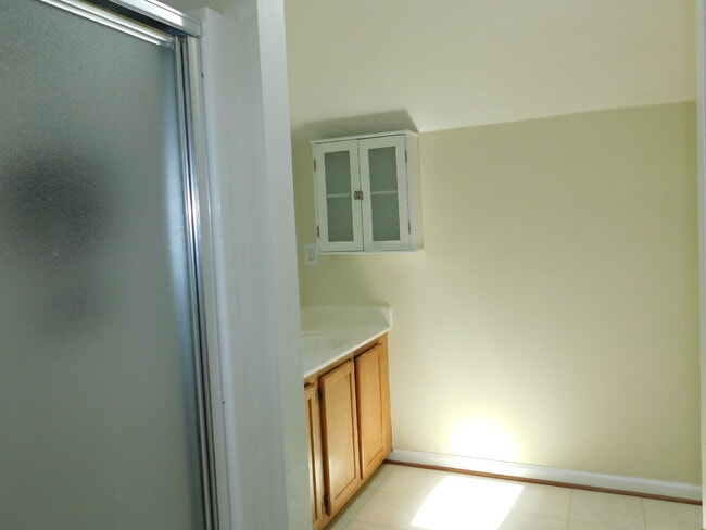 Building Photo - "Spacious 4-Bedroom Gem on Hughart Street with 2.5 Bathrooms and 2108 Sq. Ft. of Comfort!"