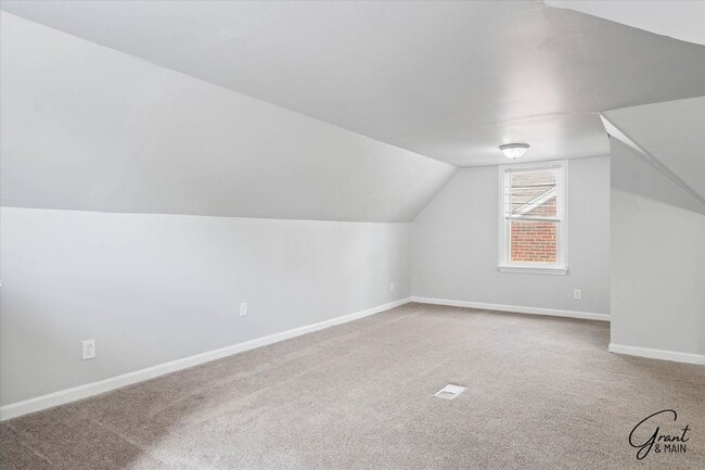 Building Photo - $1250 3 bedroom bungalow