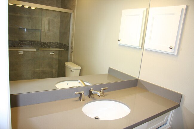 Building Photo - 2227 Highland Hills Dr