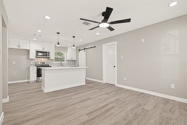 Building Photo - 10531 Royal Oaks Dr