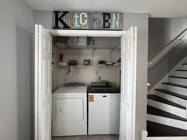 Building Photo - 205 Pinegrove Ct