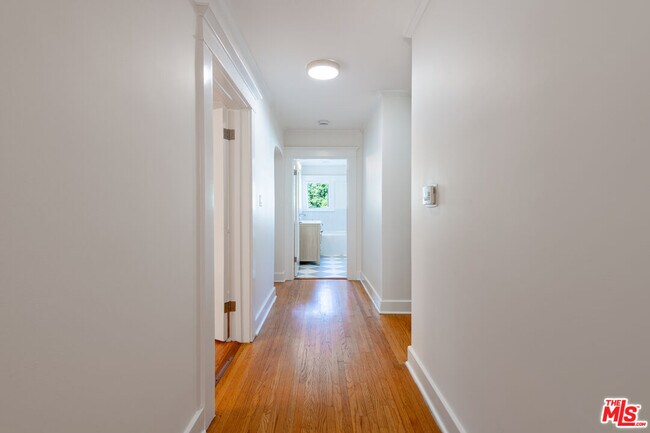 Building Photo - 319 S Orange Dr