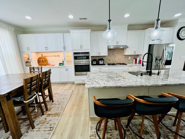 Building Photo - Beautiful 4BR Townhouse in Ballantyne