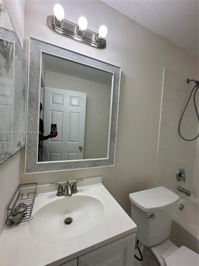 Building Photo - 824 Summit Lake Dr