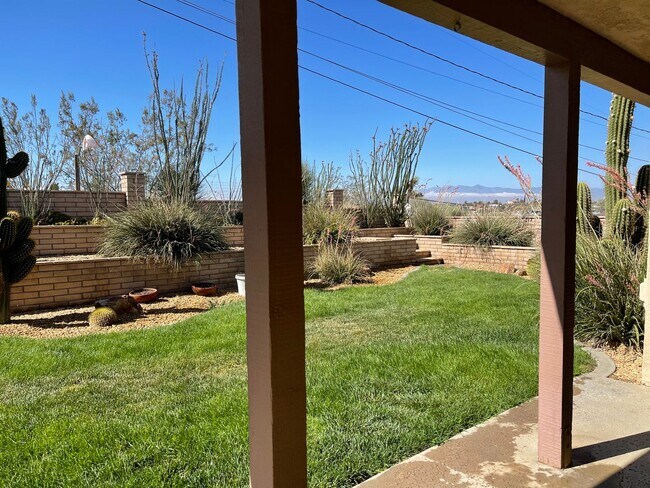 Building Photo - Victorville- Beautiful 3 Bedroom Home in G...